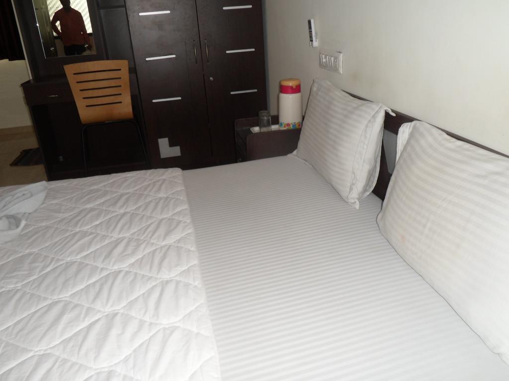 Hotel Rajdeep Inn Ahmedabad Eksteriør bilde