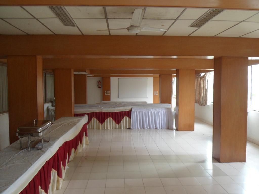 Hotel Rajdeep Inn Ahmedabad Eksteriør bilde